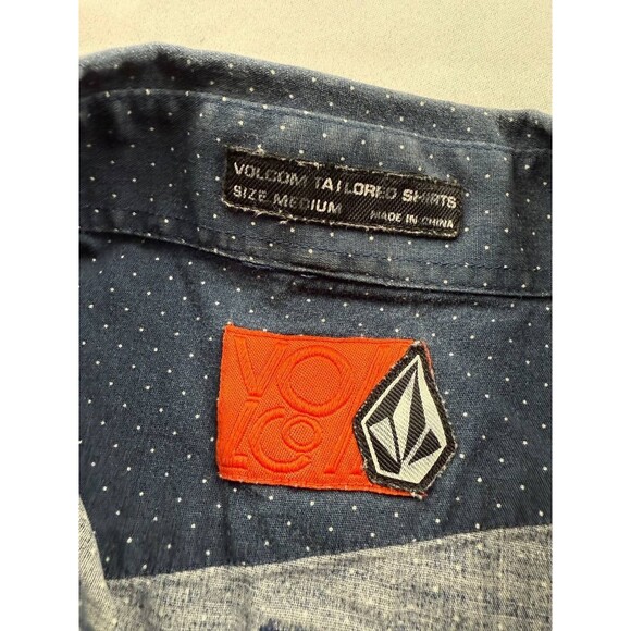Volcom Tailored Button Down Shirt Mens Medium Blue Dotted Short Sleeve Skater - Picture 2 of 5
